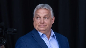 Орбан отметил Нобелевскую премию под цыганский оркестр