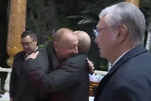 Путин и Алиев обнялись после переговоров в Душанбе