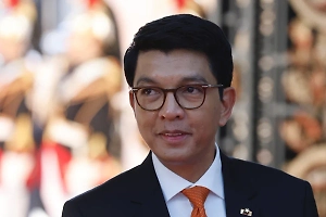 Президент Мадагаскара сбежал из страны на фоне массовых протестов