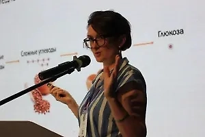 Источник сальмонеллёза — загрязнённое сырьё, такое как мясо, яйца, молоко, а также инфицирование человека, который неправильно моет руки при приготовлении пищи. 