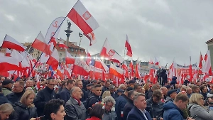 В Варшаве тысячи поляков вышли на акцию протеста против мигрантов