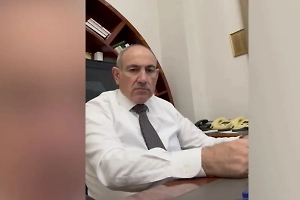 «Лежим в огромной луже»: Пашинян показал, как грустит в своём кабинете под песню Земфиры*