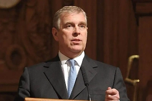 Daily Mail: Принц Эндрю тайно поддерживал Эпштейна после скандала  
