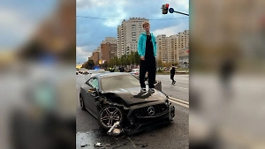 Блогер устроил массовую аварию в Москве и сразу полез фоткаться на капот