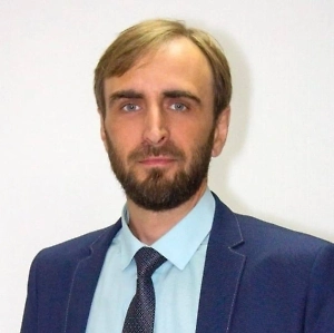 Например, вы купили онлайн ноутбук за 60 000 рублей, «новый, запечатанный». При распаковке сняли видео и обнаружили следы эксплуатации. В день получения направили продавцу требование о расторжении и возврате денег со ссылкой на статьи 18 и 22 закона «О защите прав потребителей», дали 10 дней, предупредили о неустойке и штрафе, затем отправили претензию заказным письмом, открыли спор на сайте и запросили чарджбэк. Независимая экспертиза подтвердила, что техника была в употреблении до передачи. В суде вы взыскали 60 000 рублей, неустойку, расходы и компенсацию морального вреда. Плюс штраф 50% — итог превысил цену покупки.