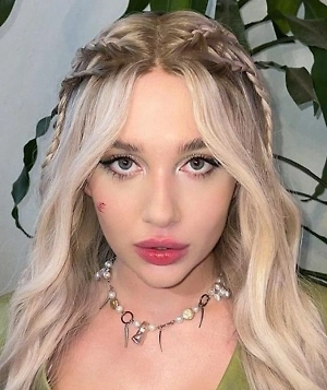 Я уже давно поняла, что хейт — это часть публичности. Когда сталкиваюсь с ним, стараюсь не принимать его на свой счёт. Лучше обращать внимание на позитивный отклик у аудитории — он придаёт мне энергии и всегда поднимает настроение