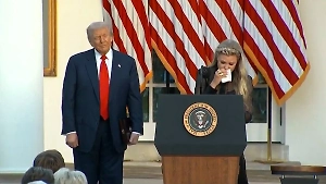 Трамп вручил Президентскую медаль Свободы вдове погибшего Чарли Кирка