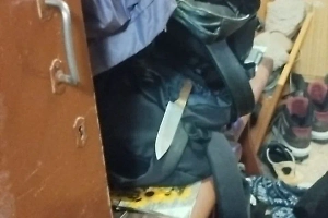 Россиянин в пьяном угаре пытался ворваться с ножом к беременной соседке