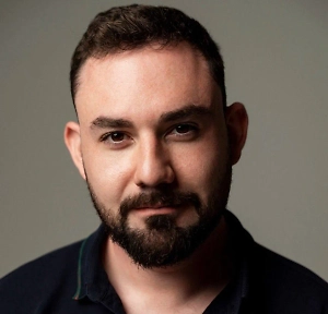 На стойке регистрации обычно хранятся зарядные устройства, переходники, удлинители, а в номер могут принести утюг, гладильную доску или фен, если их нет в стандартном оснащении.