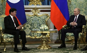 Путин наградил президента Лаоса Тхонглуна Сисулита орденом Александра Невского