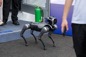 В Китае роботы-собаки с ИИ теперь патрулируют улицы вместе с полицией
