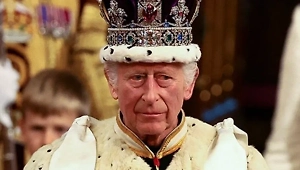 Карл III станет первым за 500 лет монархом, который помолится с папой римским