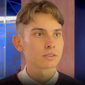 Моя бабушка родом из Санкт-Петербурга. Это как вернуться домой. Москва — потрясающий город, мой любимый из всех крупных городов мира. И я хочу вернуться — проехать поездом из Петербурга во Владивосток