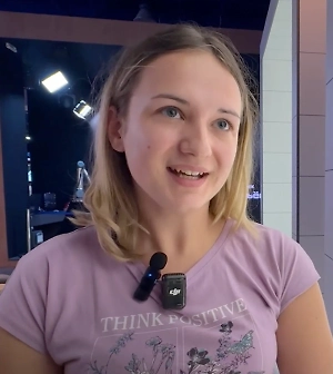 Это мой первый раз в России… Меня удивила Москва. Я думала, что она намного больше, но она — европейский город. Первое слово, которое приходит на ум — “разнообразие”. И цвет, который ассоциируется с Россией, — по стилю гжель