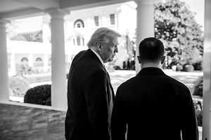 «Нам платят за боеприпасы и ракеты»: Белый дом показал фото Трампа и Зеленского