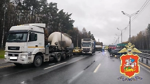 Три человека погибли в массовом ДТП с четырьмя грузовиками под Серпуховом