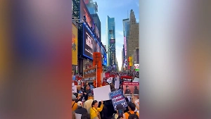 На Таймс-сквер проходит масштабная антиправительственная акция No Kings