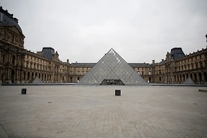 Глава МВД Франции заявил, что Лувр могли ограбить иностранцы