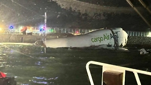 В Гонконге грузовой Boeing 747 выкатился с полосы и утонул в море, погиб человек