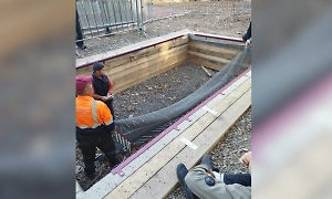 Батут провалился под подростками на детской площадке в Уфе