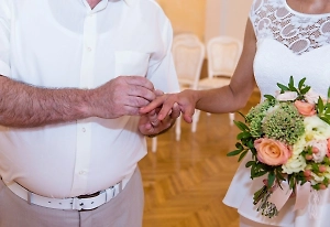 «Чёрная вдова» вышла замуж за 60-летнего бойца СВО, с которым даже не знакома