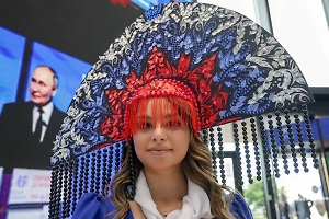 Всему голова: Стилист предрекла русскому кокошнику вторую жизнь после «рекламы от Путина»