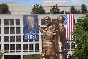 Статую держащихся за руки Трампа и Эпштейна вернули на Капитолийский холм