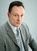 На самом же деле реальное потребление алкоголя сегодня значительно ниже, чем в 1999 году, если опираться на экспертные оценки, а не на официальные данные. Кстати, данные о потреблении алкоголя должны коррелировать с показателями смертности. Например, смертность от отравления алкоголем в 1999 году составляла 18 тысяч человек в год, тогда как сейчас — чуть более 8 тысяч, то есть снизилась более чем в два раза. Это подтверждает, что алкоголя потребляется примерно в два раза меньше, чем в 1999 году, при том что сейчас он учитывается гораздо лучше.