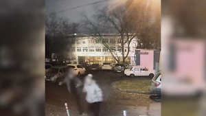 Появились первые кадры после убийства оператора Политика, на которых видно преступника