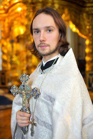 Именная икона — это изображение святого, чьё имя вы носите. В православной традиции этот святой становится вашим небесным покровителем, к которому можно обращаться с молитвой. Обычно при крещении человеку дают имя в честь конкретного святого. Если вас крестили в детстве, спросите у родителей или крёстных — возможно, они помнят.