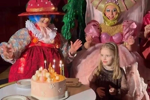 Анна Заворотнюк опубликовала видео с празднования дня рождения своей сестры Милы