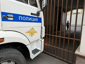 В Петербурге мигранты пытались спрятаться от полиции за вешалками в магазине