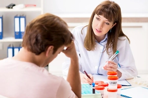 Учёные объяснили, почему зрелые отцы могут передать детям опасные мутации