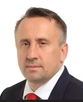 Энергетические напитки требуют особого регулирующего подхода, в отличие от традиционных кофеиносодержащих продуктов, таких как кофе или чай. Чем ситуация с энергетиками отличается? Прежде всего, агрессивной маркетинговой политикой, нацеленной именно на молодёжь, удобной упаковкой, провоцирующей потребление на ходу, и неестественно высокими дозами стимулирующих веществ. Кофе — это напиток с историей и культурой потребления, а энергетик — это чисто коммерческий продукт, рассчитанный на моментальный эффект, за который организм расплачивается здоровьем.