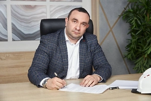 Первое, что потребует внимания, — инженерия. В домах подобного масштаба обычно устаревшие системы электроснабжения и кондиционирования, отдельные сплит-системы вместо централизованной вентиляции. Следом — освещение: прежние решения строились вокруг одной люстры в центре комнаты, а сегодня требуется многосценарное распределение света, чтобы подчеркнуть объём и текстуру поверхностей.