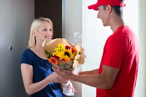 Эксперт предупредила россиян о новой схеме мошенников с доставкой цветов

