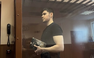 Аяз Шабутдинов появился в суде по своему делу с романом «Доктор Живаго»