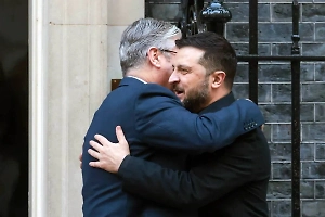 Премьеру Великобритании Стармеру посоветовали не обниматься с Зеленским