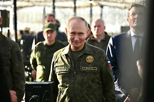 В военной форме Путина усмотрели сигнал о боевой готовности Москвы