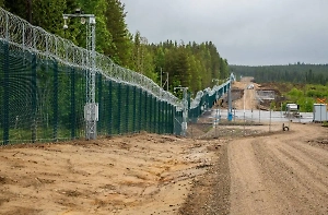 Забор на границе Финляндии и РФ стал популярной достопримечательностью у туристов