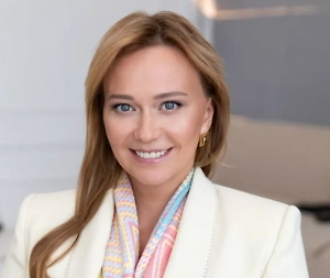 Москва действительно преображается от сезона к сезону, и жители это видят. Сегодня любой бизнес, который думает о своём будущем, понимает: важно не только, что ты продаёшь, но и как выглядит твое пространство. Клиенту должно быть приятно приходить именно туда, где красиво и уютно — особенно в преддверии Нового года