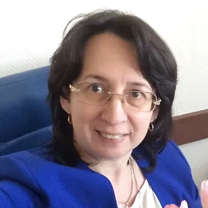 Приобретение новогодней ёлки — одно из самых важных подготовительных мероприятий перед встречей Нового года. За последние три года стоимостный объём рынка искусственных ёлок в 2,3 раза превысил рынок натуральных елей, в ближайшие три года российский рынок искусственных деревьев будет расти в среднем на 5% в год с постепенным сокращением доли импорта. Рынок всё больше становится отечественным. Крупных производителей в России немного: Коломна, Владимир, Севастополь и Москва.