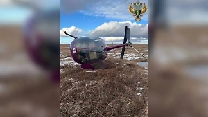 Без номеров и экипажа: На Камчатке обнаружили брошенный после жёсткой посадки вертолёт