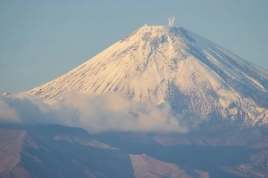 Сильная пурга заблокировала группу туристов на склоне Авачинского вулкана на Камчатке