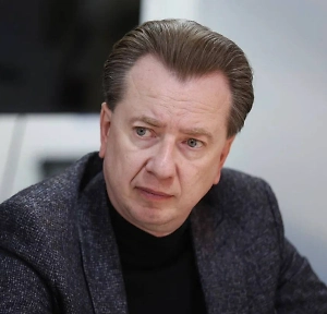 Такое случается: собаки иногда валяются в красящих веществах или чём-то подобном — и шерсть приобретает необычный цвет. Поэтому драматизировать ситуацию не стоит. Я видел фотографии, и такие собаки — результат того, что они просто извалялись в чём-то, детская шалость.