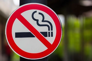 Россиянам рассказали о штрафах за курение на общих балконах