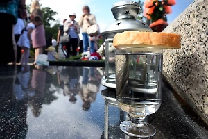 В РПЦ объяснили, почему рюмка водки на могиле — это грех