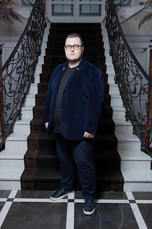 08.08.2026 — выглядит более привлекательным. Здесь вы скрепите узы силами бесконечности, зафиксируете своё решение на весах «Стражей Кармы». 2026 год в сумме даёт число 10, а это цифра кармического колеса. Хочешь не хочешь, а получишь кармические отношения, и бежать будет некуда. Так что подходите к выбору даты свадьбы максимально осознанно.