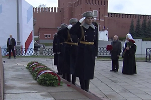 Путин в День народного единства возложил букет алых роз к памятнику Минину и Пожарскому
