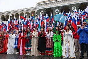 «Спешим к вам с гастролями»: Артисты из Южной Осетии поздравили россиян с Днём народного единства